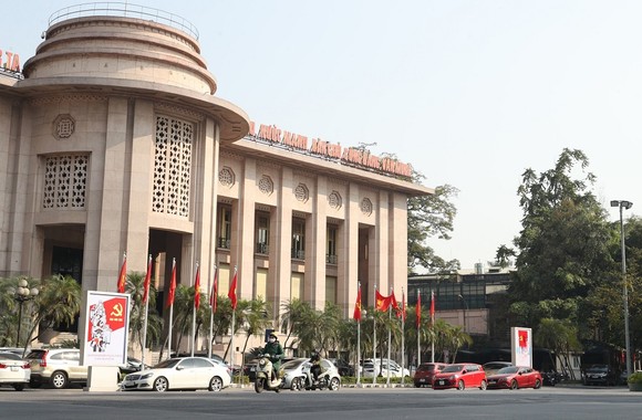 Đường phố Hà Nội 'thay áo mới' chào mừng Đại hội Đảng lần thứ XIII ảnh 11