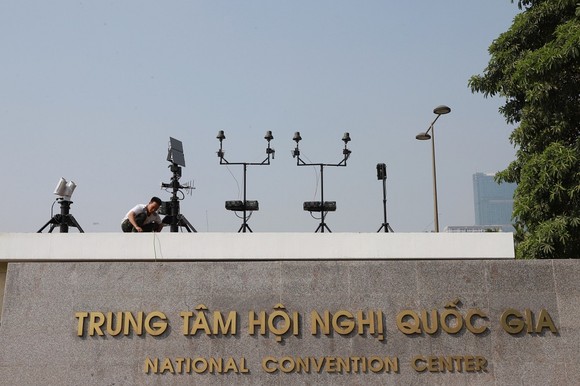 Đường phố Hà Nội 'thay áo mới' chào mừng Đại hội Đảng lần thứ XIII ảnh 8