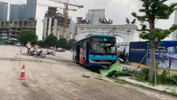 Xe buýt tông một người đi bộ tử vong ảnh 1