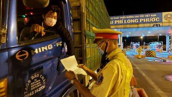 Cảnh sát giao thông tham gia phối hợp với các lực lượng chức năng khác trong phòng chống dịch ảnh 1
