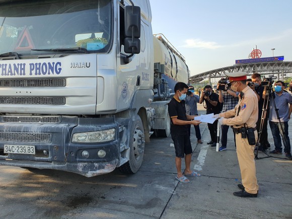 22 chốt kiểm soát dịch ở Hà Nội bắt đầu hoạt động, không xảy ra ùn ứ ảnh 6
