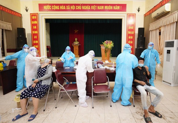 500 công nhân, tiểu thương phải xét nghiệm sàng lọc Covid-19 ảnh 12