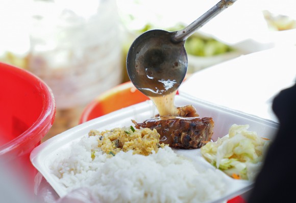 Suất cơm '0 đồng' cho người nghèo ở Hà Nội ảnh 4