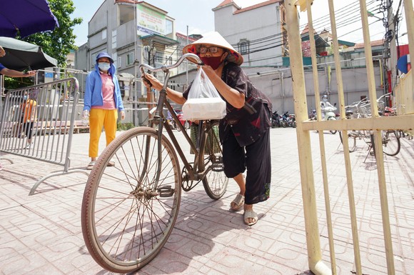 Suất cơm '0 đồng' cho người nghèo ở Hà Nội ảnh 11