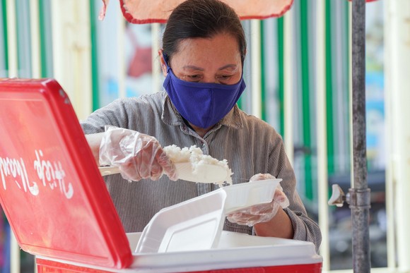 Suất cơm '0 đồng' cho người nghèo ở Hà Nội ảnh 5