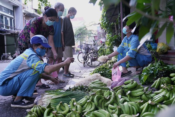 Nữ công nhân góp tiền mua rau giúp người khó khăn ảnh 11