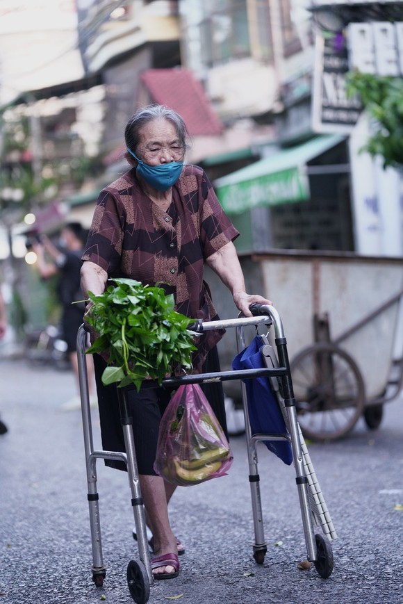 Nữ công nhân góp tiền mua rau giúp người khó khăn ảnh 16