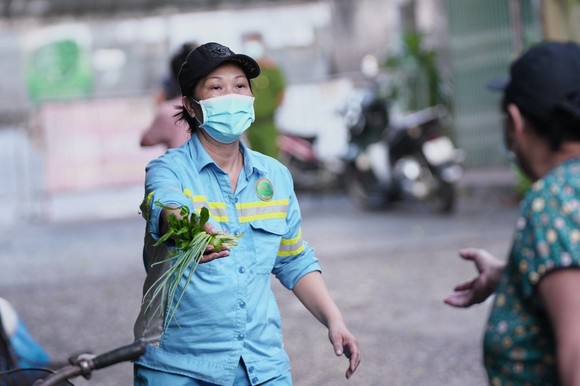 Nữ công nhân góp tiền mua rau giúp người khó khăn ảnh 13