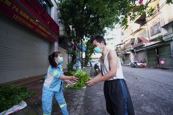 Nữ công nhân góp tiền mua rau giúp người khó khăn ảnh 15