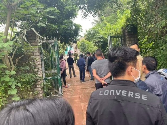 Công an truy tìm kẻ sát hại cha mẹ đẻ và em gái ảnh 1