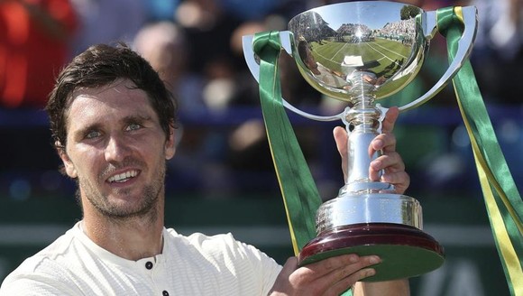 Khoảnh khắc cuối tuần: Federer chơi đùa với 2 con trai sinh đôi, Wozniacki lên ngôi ở Eastbourne ảnh 21