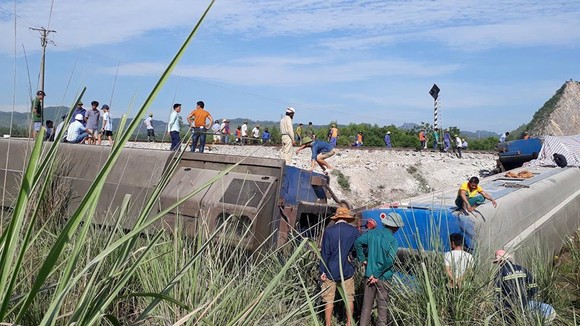 Tàu hoả đâm xe chở đá 2 người tử vong, 8 người bị thương ảnh 4