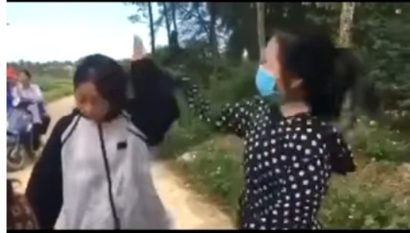 Nữ sinh đánh bạn dã man bằng mũ bảo hiểm ảnh 1