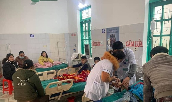 7 học sinh phải cấp cứu, nghi ngộ độc thực phẩm ảnh 1