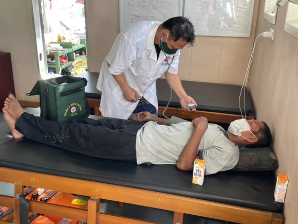 Cứu được 1 trong 2 ngư dân bị trôi dạt trên biển ảnh 1