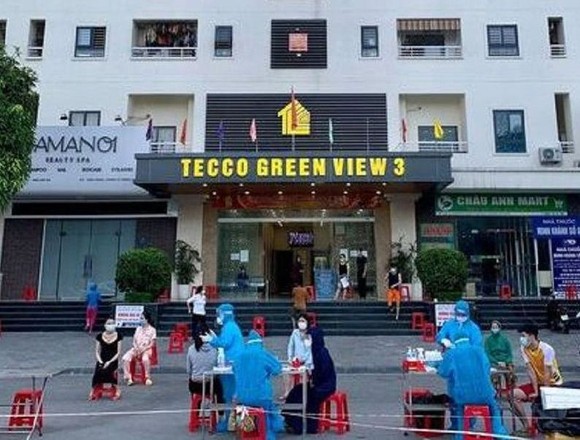 Bác sĩ nghi mắc Covid-19, Nghệ An phong tỏa một chung cư ảnh 1