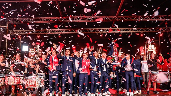 Twente vô địch Hạng nhất Hà Lan: 20 ngàn CĐV ăn mừng như giành Champions League, pháo sáng mịt mùng ảnh 7