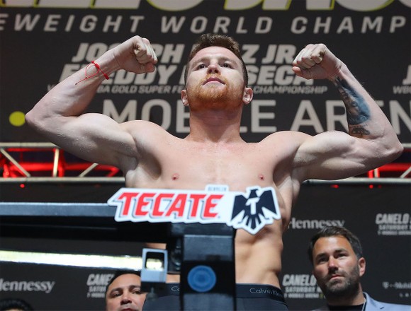 Quyền Anh: Alvarez suýt choảng Jacobs trong buổi cân trọng lượng, trận đấu 45 triệu USD nóng dần ảnh 2