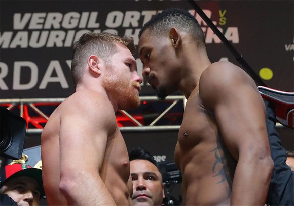 Quyền Anh: Alvarez suýt choảng Jacobs trong buổi cân trọng lượng, trận đấu 45 triệu USD nóng dần ảnh 6