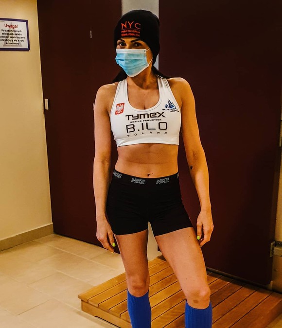 Quyền Anh: Hôn môi đối thủ, nữ võ sĩ sexy bị tát thẳng mặt, nhưng báo thù trên sàn đài ảnh 1