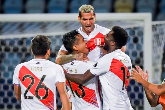 Copa America 2021: La Blanquirroja đã bay đến Rio de Janeiro, sẵn sàng “báo thù” tuyển Brazil ảnh 1