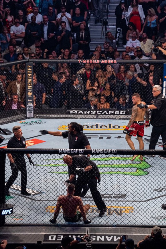 UFC 264: “Gã điên Ailen” Conor McGregor gãy mắt cá vì đặt sai chân trụ, Dustin Poirier thắng KO kỹ thuật ảnh 4