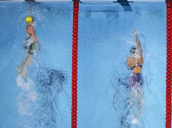 Đường đua xanh dậy sóng với hàng loạt cú sốc: Ariarne Titmus hạ bệ Katie Ledecky, Ahmed Hafnaoui bất ngờ thắng HCV ảnh 1