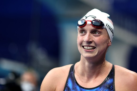 Katie Ledecky, Caeleb Dressel tiếp tục chiến đấu cho giá trị của người Mỹ trên đường đua xanh ảnh 1