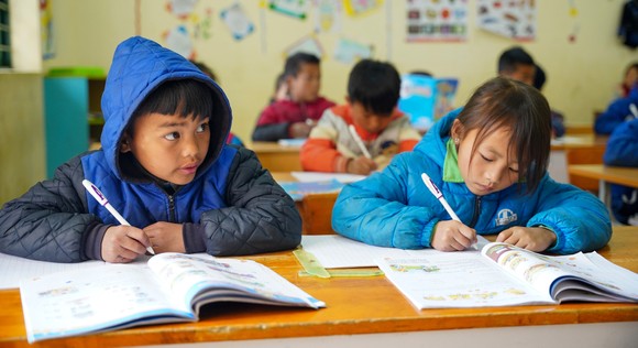 Ngôi trường rực rỡ hoa đỗ quyên nơi biên giới ảnh 14