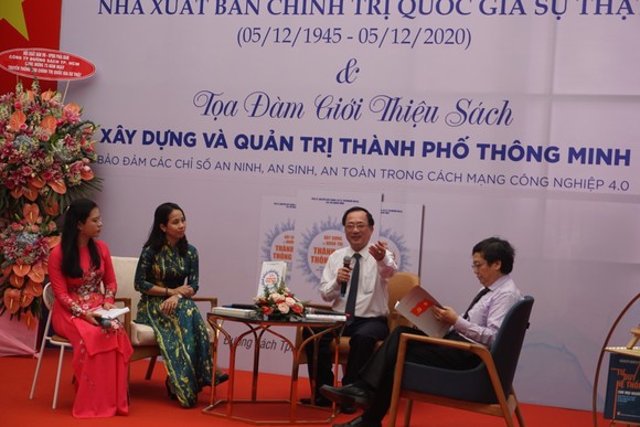 Tọa đàm sách về xây dựng và quản trị thành phố thông minh ảnh 3