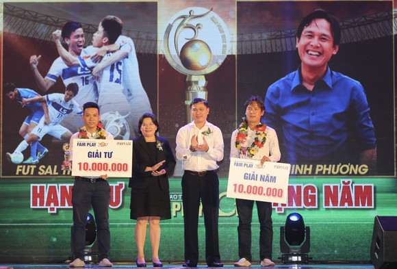 Giải thưởng FAIR PLAY 2017: Văn Toàn giành cú đúp giải thưởng Fair Play 2017 để giành tặng mẹ Thuỳ Trang đang gặp bệnh hiểm nghèo ảnh 1