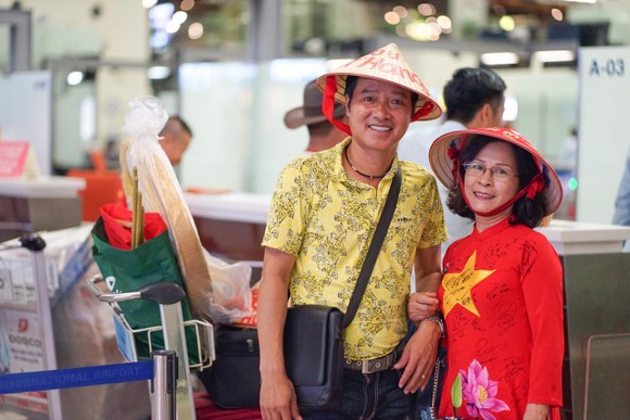 CĐV mang Đại kỳ sang Thái Lan cổ vũ đội tuyển Việt Nam giành chiến thắng ảnh 1