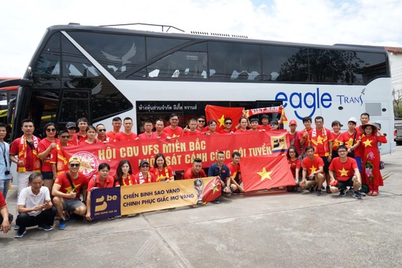 CĐV mang Đại kỳ sang Thái Lan cổ vũ đội tuyển Việt Nam giành chiến thắng ảnh 2