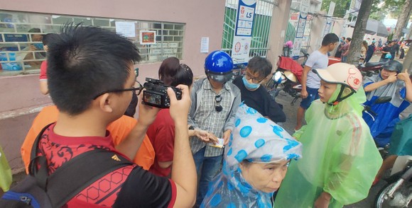 TPHCM – Hà Nội: Quyết “săn vé” trong trời mưa để xem sao tranh tài ảnh 1
