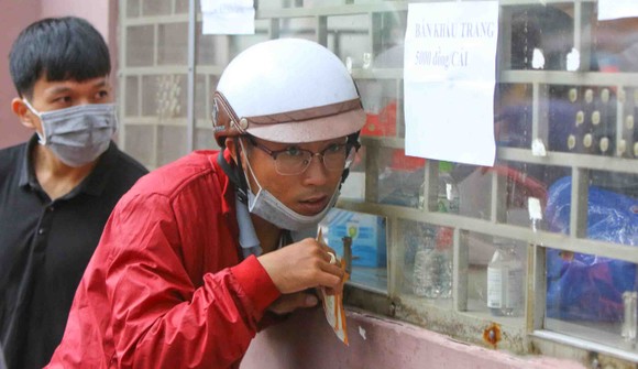 TPHCM – Hà Nội: Quyết “săn vé” trong trời mưa để xem sao tranh tài ảnh 3