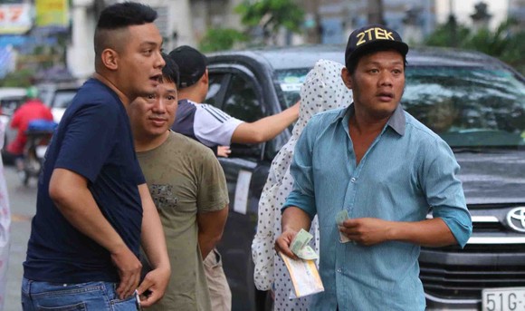 TPHCM – Hà Nội: Quyết “săn vé” trong trời mưa để xem sao tranh tài ảnh 6