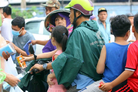 TPHCM – Hà Nội: Quyết “săn vé” trong trời mưa để xem sao tranh tài ảnh 2