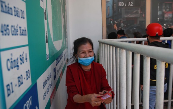 'Cháy vé' xem trận đầu tiên của HLV Kiatisak ở phố núi Pleiku ảnh 7