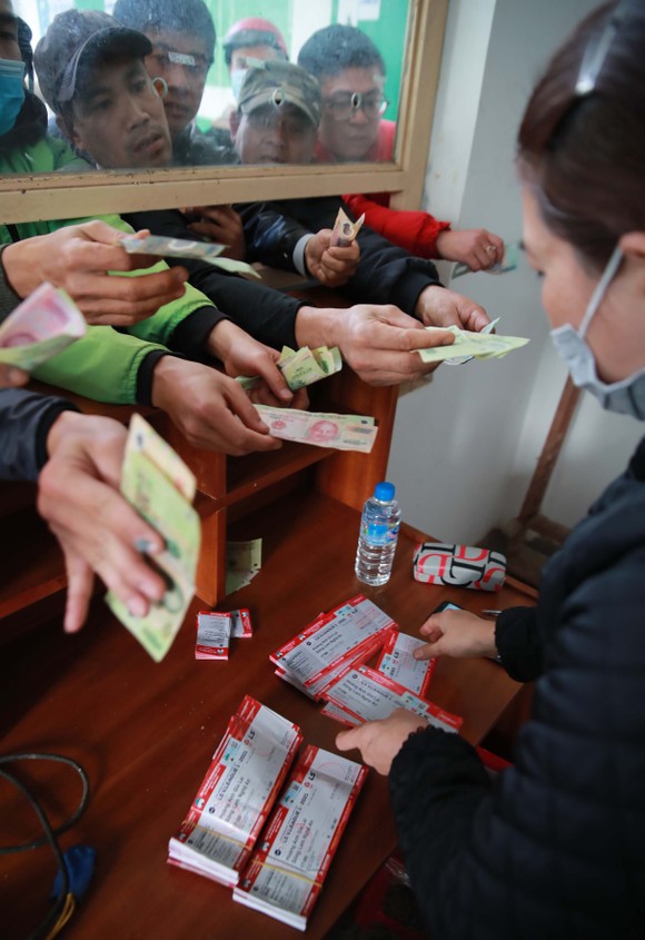 'Cháy vé' xem trận đầu tiên của HLV Kiatisak ở phố núi Pleiku ảnh 6