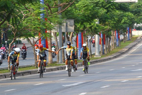 Giải đua xe đạp phong trào TPHCM mừng xuân Tân Sửu 2021: 250 VĐV tham dự ảnh 7