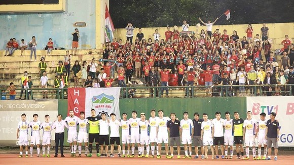 B.Bình Dương 4-1 HA.GL: Tiến Linh đạt danh hiệu "Vua phá lưới nội" ảnh 3
