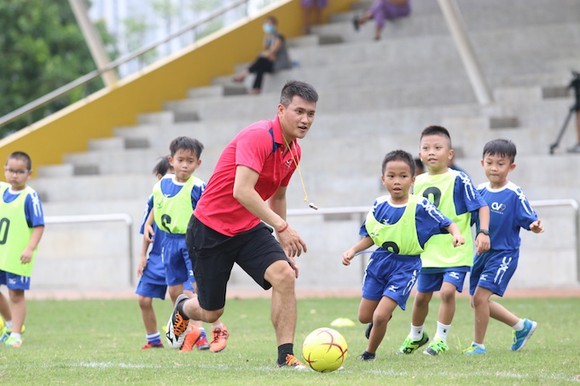 Hai huyền thoại của bóng đá Việt Nam tặng quà cho Vua bóng đá Pele ảnh 1