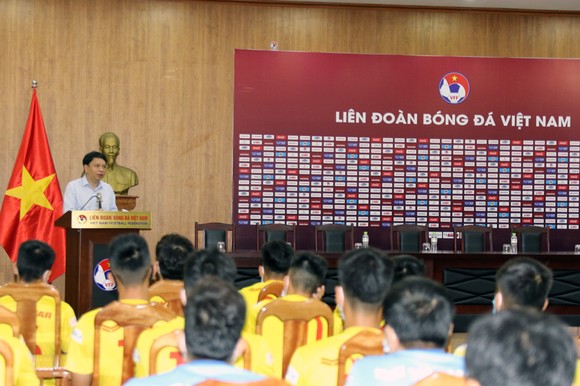 Lãnh đạo VFF gặp gỡ đội U19 trước khi di chuyển về Hưng Yên ảnh 1