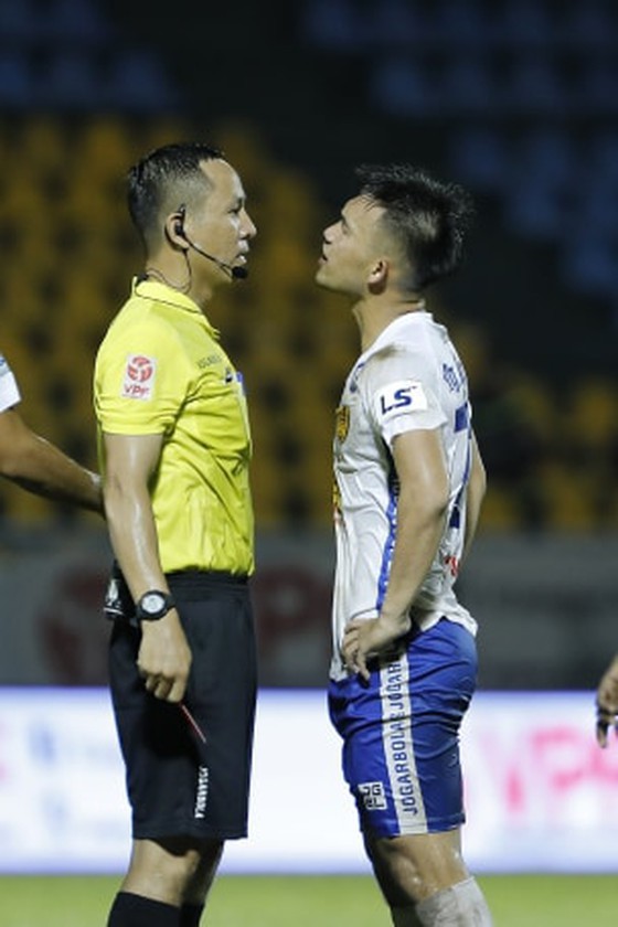 ‘Sinh mệnh’ của cuộc đua trụ hạng được trông cả vào trọng tài FIFA ảnh 1