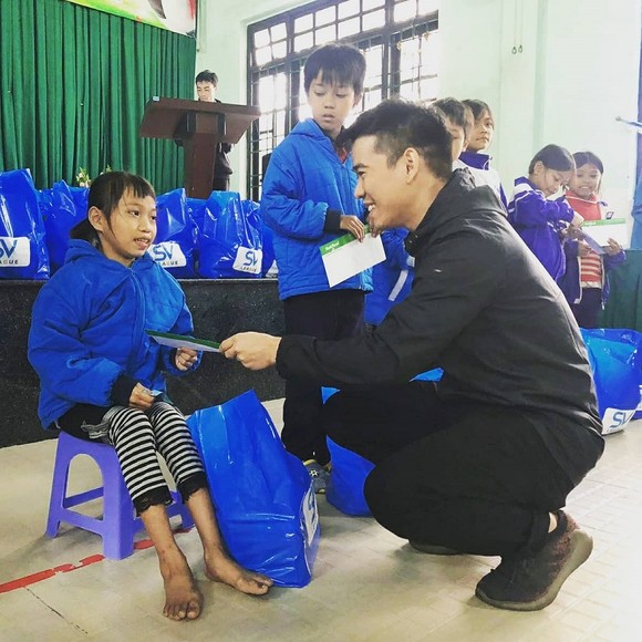 SV-League đến với học sinh nghèo tại Huế ảnh 1