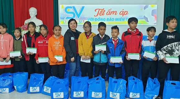 SV-League đến với học sinh nghèo tại Huế ảnh 2