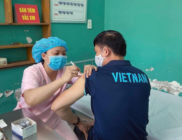 Đội tuyển futsal Việt Nam được tiêm vaccine phòng Covid-19 ảnh 1
