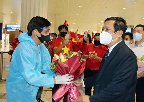 Đội tuyển Việt Nam âm tính với Covid-19, sẵn sàng bước vào tập luyện tại UAE ảnh 1
