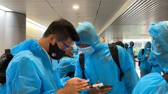Đội tuyển Việt Nam về đến TPHCM ảnh 4