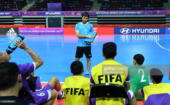 Buổi tập làm quen sân thi đấu của đội tuyển futsal Việt Nam ảnh 1